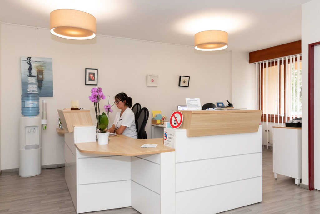 Photo of the reception area of the Servette Physiotherapy and Osteopathy Center